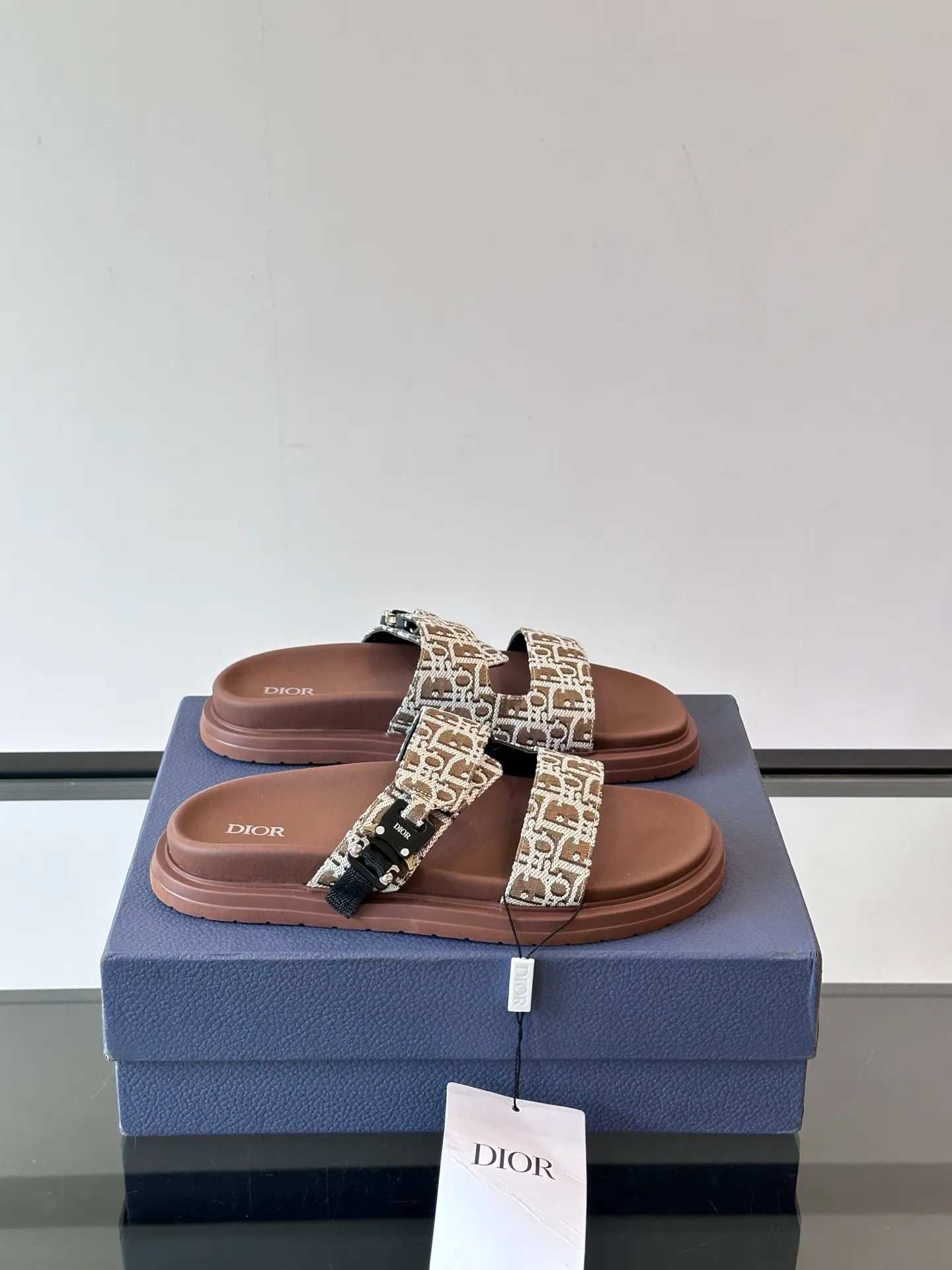 Factory price: 300💰Dior Aqua men's sandals and slippers. Showcasing Dior haute couture design. The Dior gray suede strap is accented with an aluminum Dior buckle for added style. Paired with a comfortable tonal notch sole, they pair easily with shorts or jeans for a sophisticated look. Main body: suede cow leather, technical fabric lining: cow leather, with adjustable straps, aluminum Dior buckle, Dior gray EVA insole, tonal notch rubber outsole splicing structure👌👌 size: 38-44 (45.46 customized)